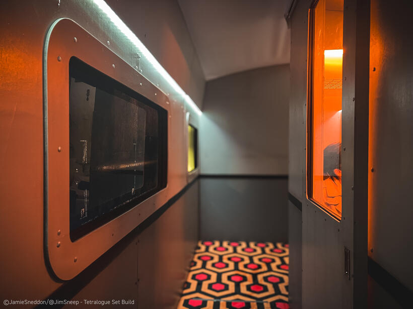 Tetralogue: I'm Right. You're Wrong - feature - train compartment - Filming