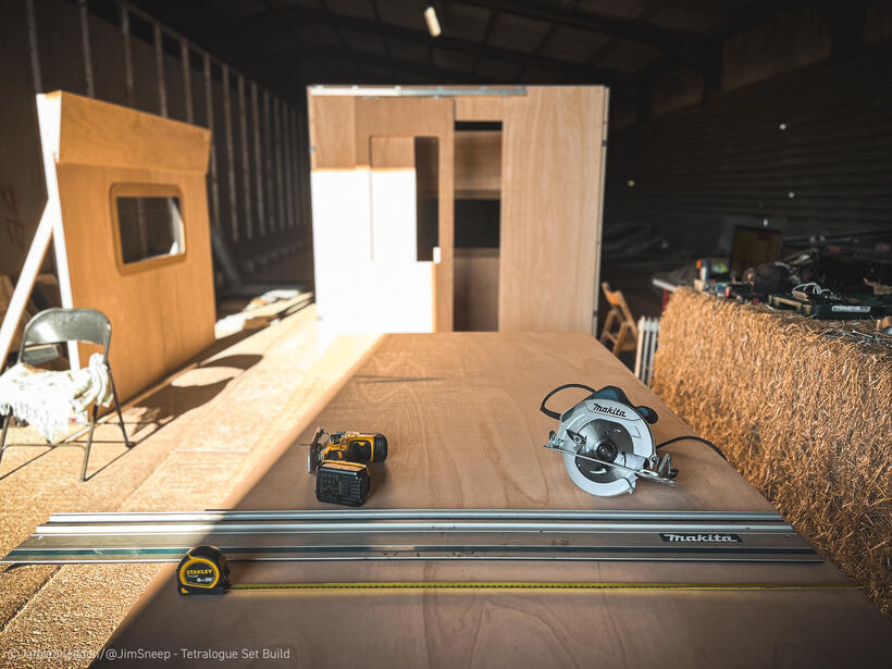 Tetralogue: I'm Right. You're Wrong - feature - train compartment - Set Build